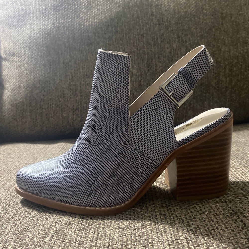 NWT Blue Sol Sana Clogs Size 8.5